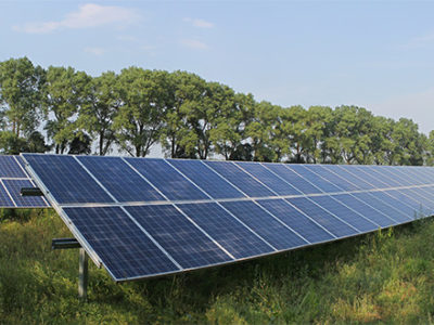 Green-energy-providers-solar-power-plant-in-field