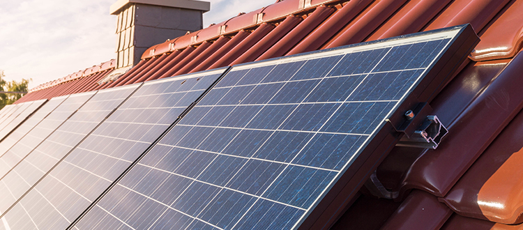 The-sun-hitting-the-solar-panel